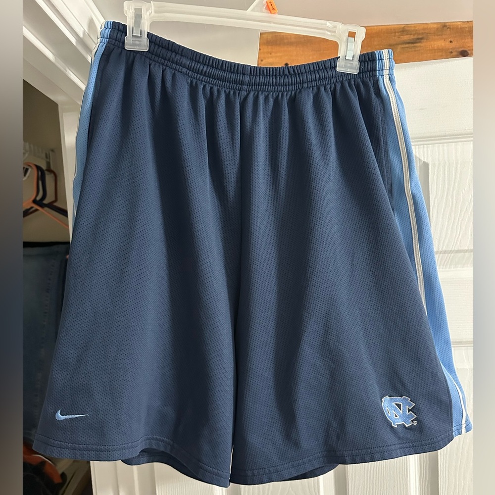Nike UNC Tarheels athletic basketball shorts (men’s size large)